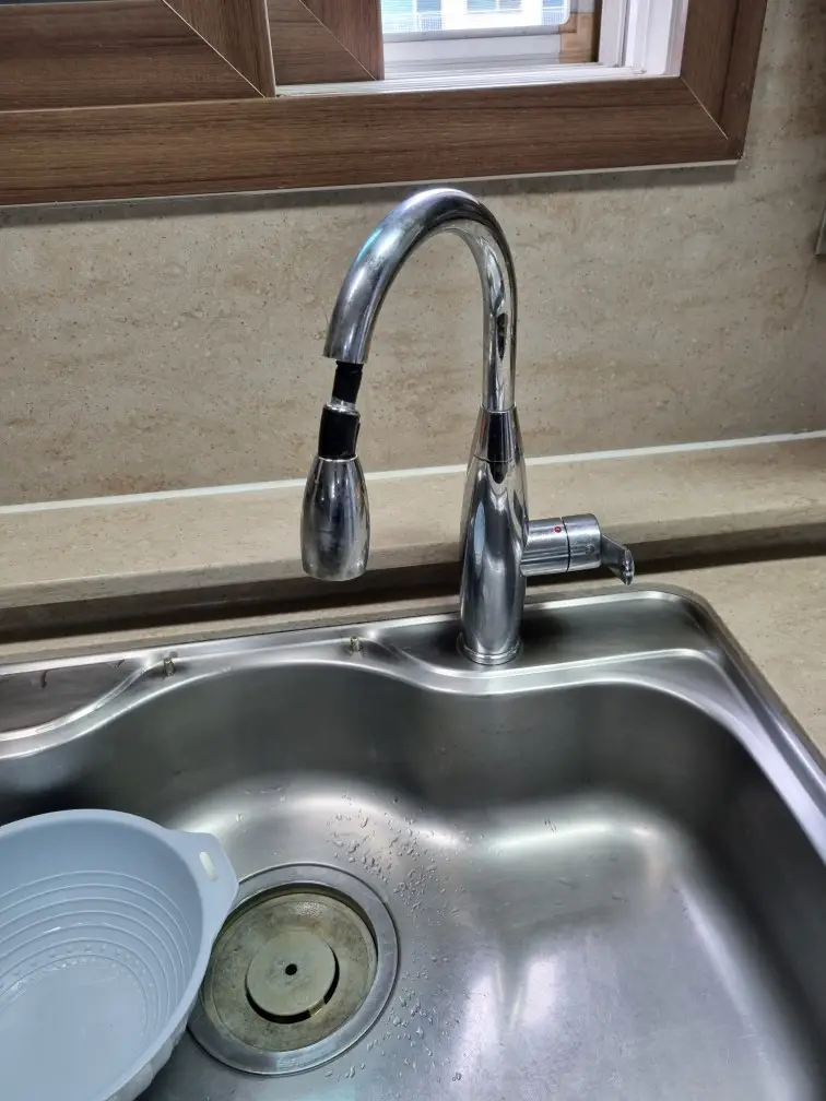 싱크대 수전 교체로 물 누수와 사용 불편 완벽 해결